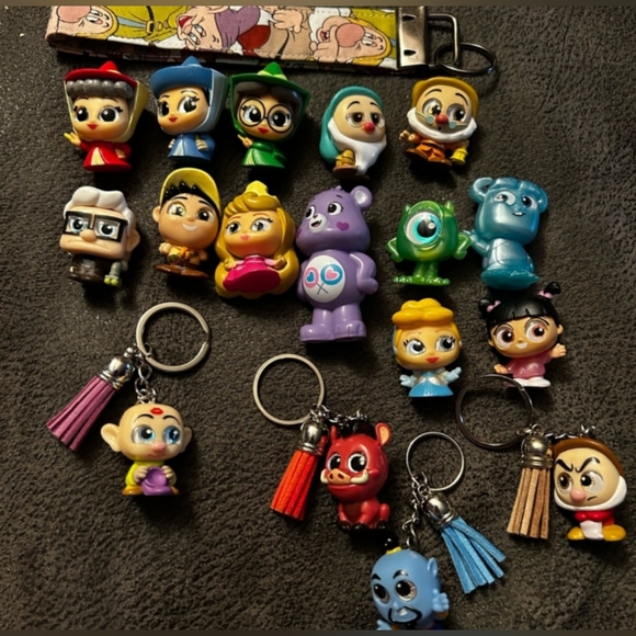 HANDMADE DISNEY KEYCHAINS Please LMK what your interested in TY😊 - Picture 1 of 1